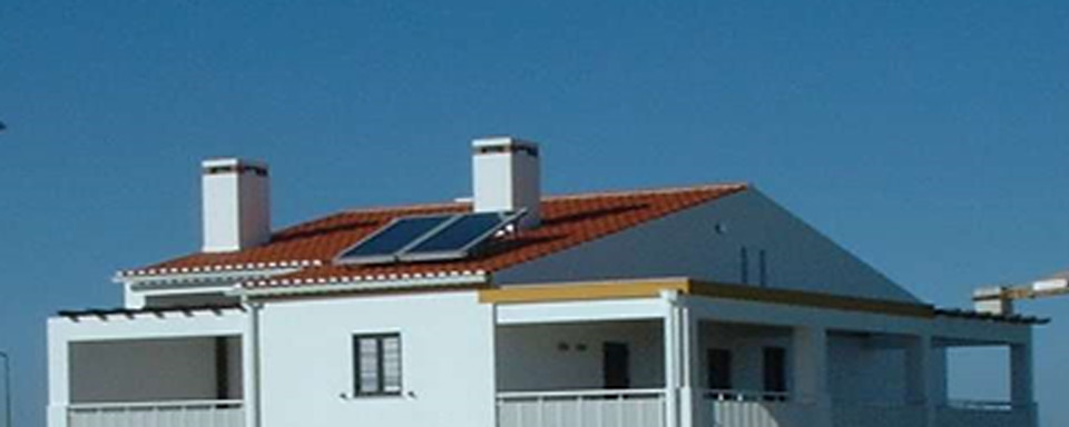 Casa equipada com painel solar térmico no telhado.